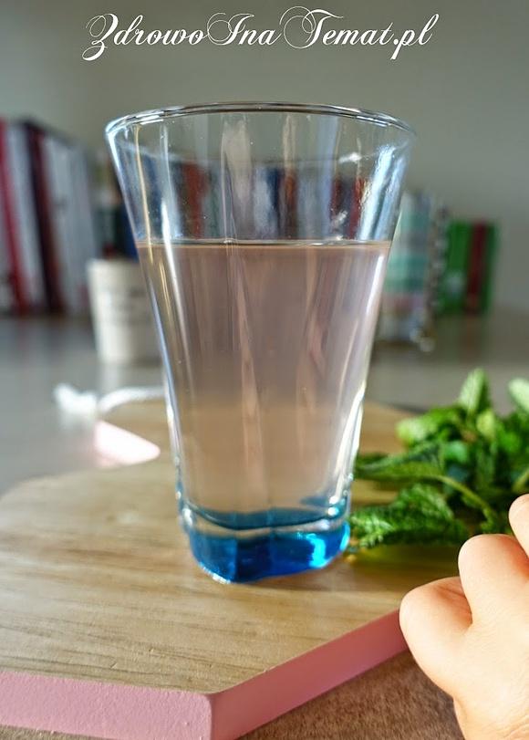 Relaksujący kompot z jabłek, melisy i płatków dzikiej róży