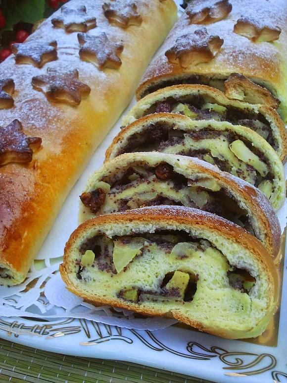 Strudel z makiem i jabłkami