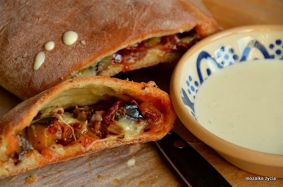 Calzone z bakłażanem i suszonymi pomidorami