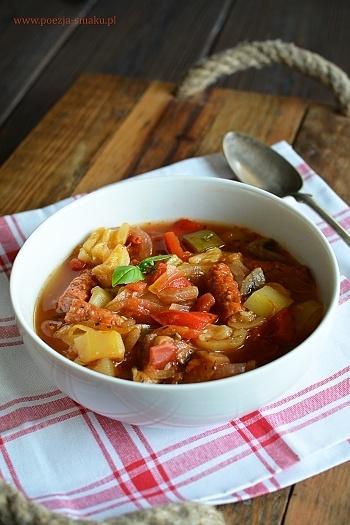 Leczo z cukinią i kabanosami