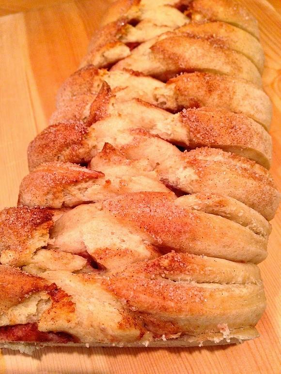 Plecione drożdżowe ciasto ze śliwkami
