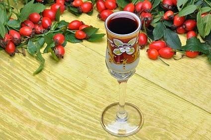 Zdrowotna nalewka z owoców dzikiej róży