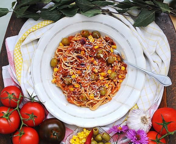 Spaghetti w pomidorach z oliwkami