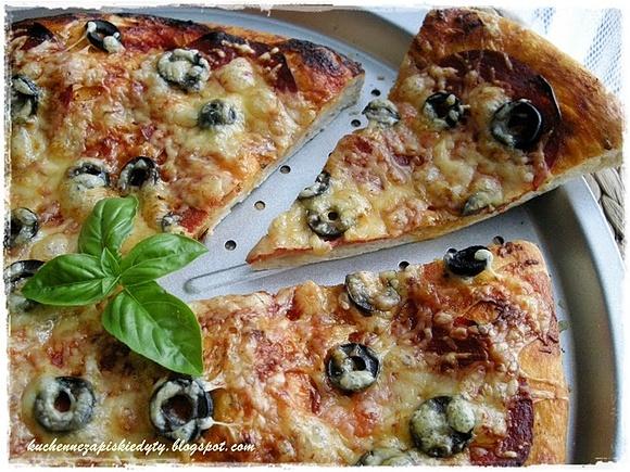 Pizza z chorizo i czarnymi oliwkami