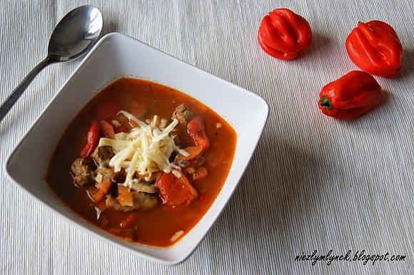 Zupa gulaszowa na pieczonej papryce