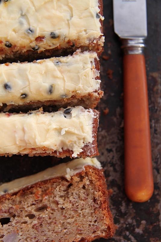 Ciasto bananowe z lukrem z owoców marakui