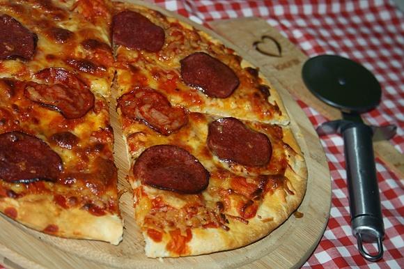 Pizza z salami i chorizo iglotex