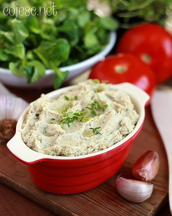 Pasta z pieczonej główki czosnku - delikatna i aromatyczna