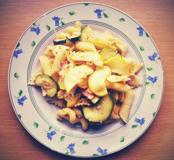 Makaron z cukinią kwiatami i bazylią w kremowym sosie