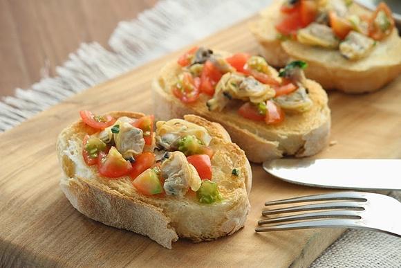 Bruschetta z małżami sercówkami i pomidorkami koktajlowymi