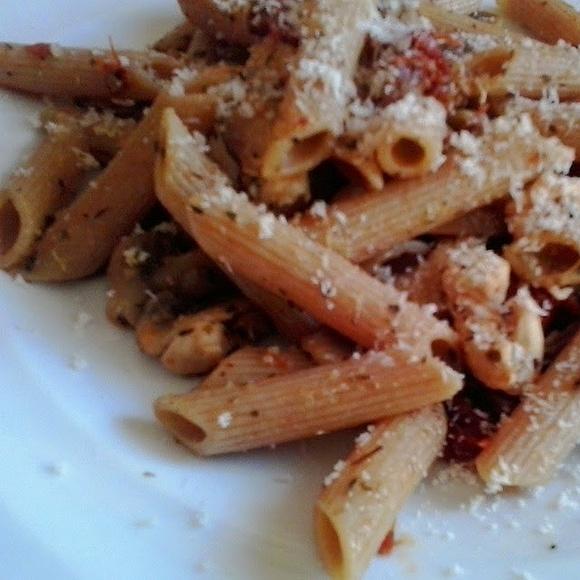 Penne pełnoziarniste z kurczakiem, pomidorami suszonymi i pieczarkami