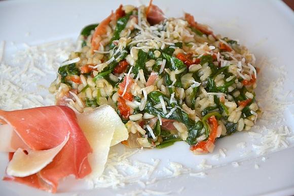 Risotto ze szpinakiem, suszonymi pomidorami i szynką parmeńską