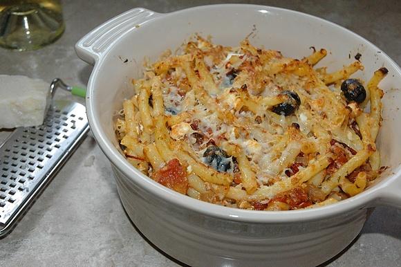 Zapiekany makaron w słodkim pomidorowym sosie z serem feta