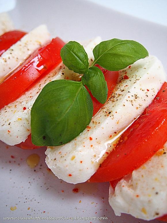 Caprese - sałatka z pomidorów, mozzarelli i bazylii