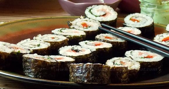 Sushi z podwędzanym łososiem