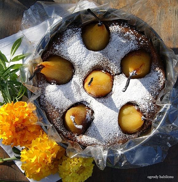 Ciasto czekoladowe z gruszkami i aromatycznymi przyprawami