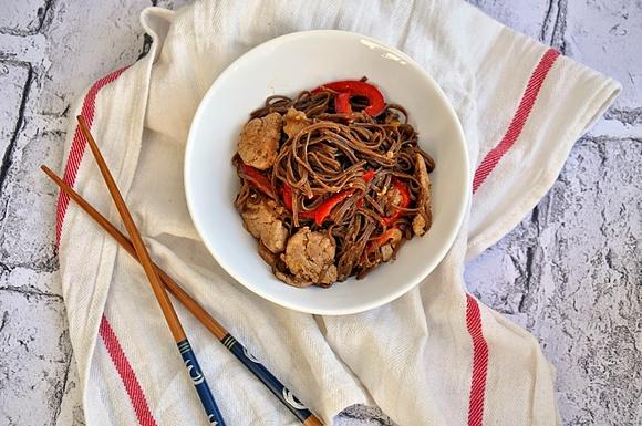 Stir-fry z wołowiną i makaronem soba