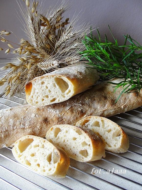 Bagietka pszenna domowa z chrupiącą skórką