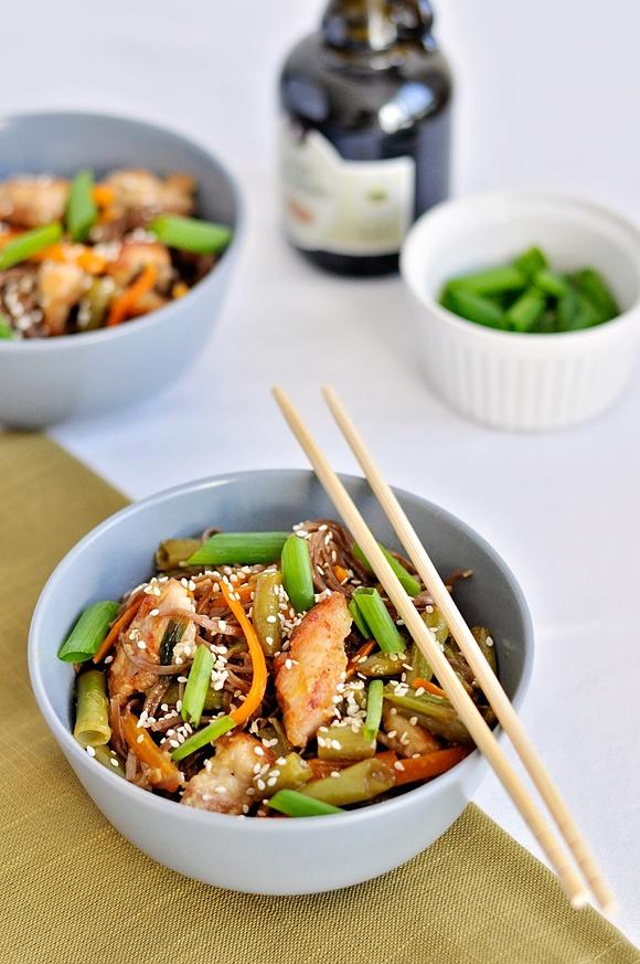 Makaron soba z kurczakiem w sosie pomarańczowym
