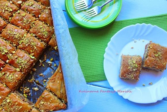 Baklawa - słodkie tureckie ciasto z orzechami i syropem