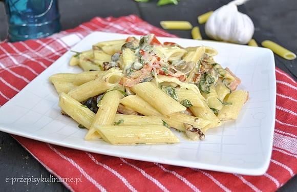 Penne z rukolą i suszonymi pomidorami