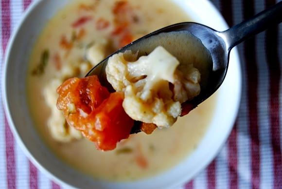 Zupa kalafiorowo-pomidorowa z kwaśną śmietaną i koperkiem