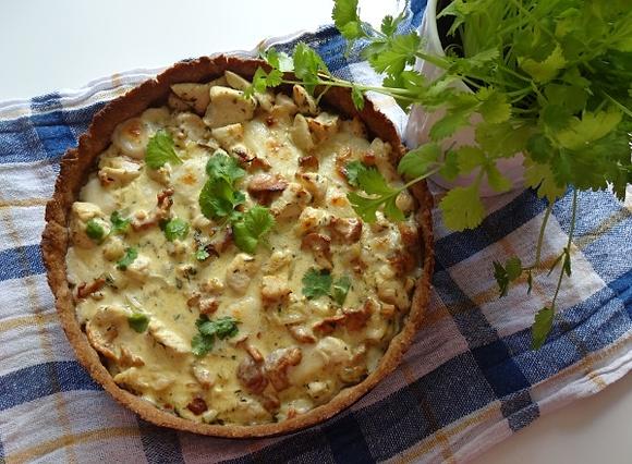Tarta z kurkami, kurczakiem i kozim serem