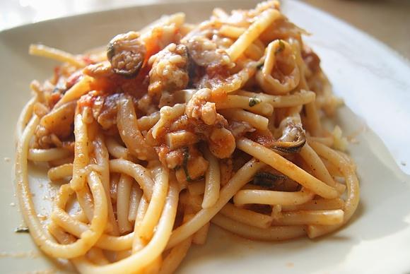 Szybkie spaghetti frutti di mare – przepis na owoce morza z makaronem