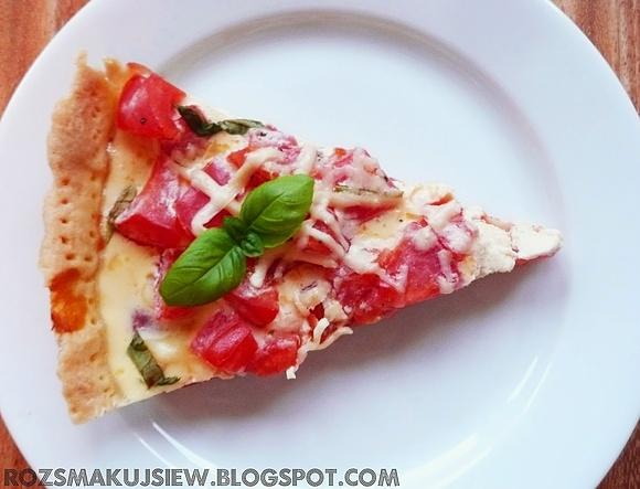 Tarta z pomidorami malinowymi i cheddarem