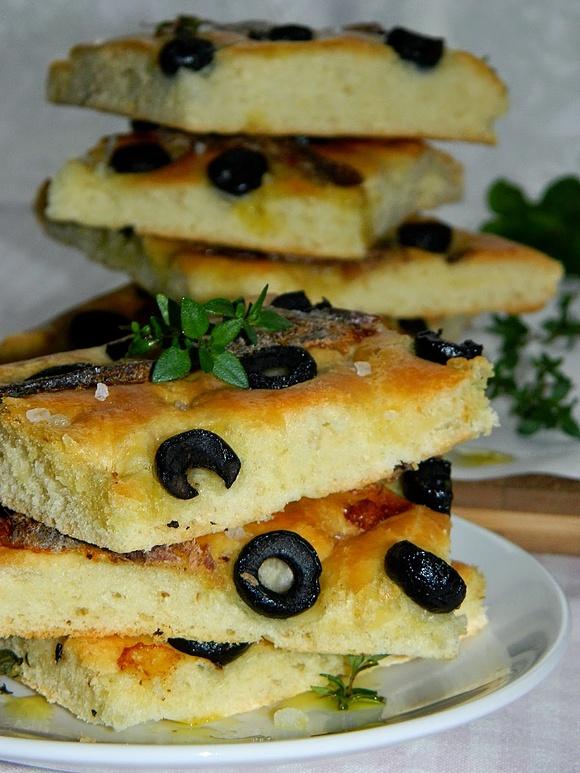 Focaccia z czarnymi oliwkami i anchois