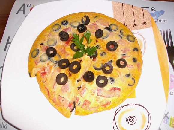Omlet kukurydziano-żytni z pomidorem i oliwkami