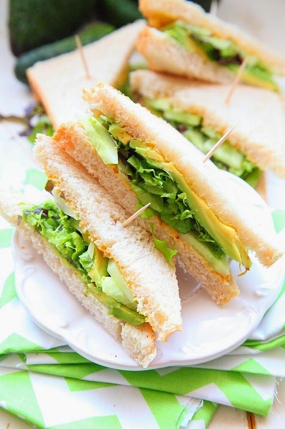 Zielone kanapki z avocado i świeżymi ogórkami na chlebie