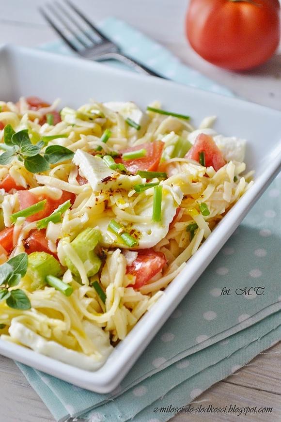 Sałatka makaronowa z selerem i mozzarellą