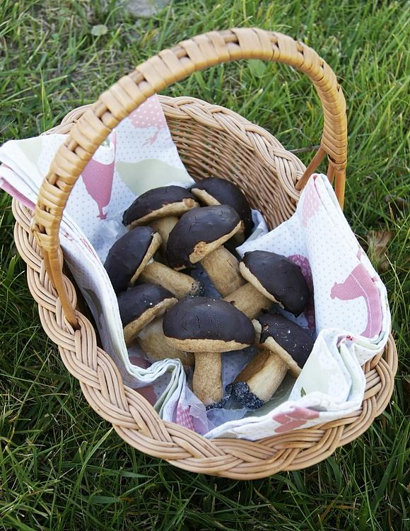 Ciasteczka przypominające leśne grzybki z kruchego ciasta
