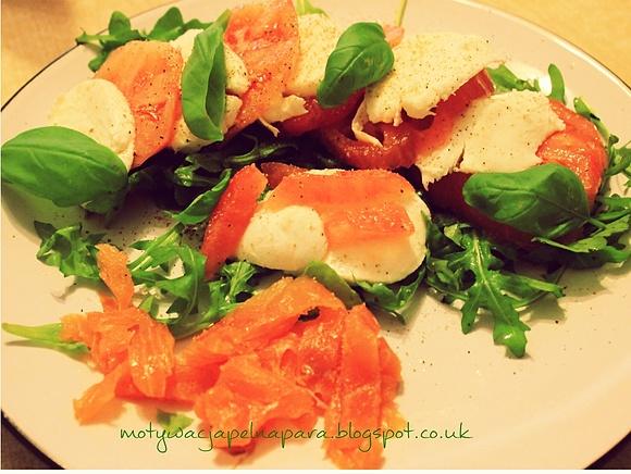 Mozzarella z pomidorem - szybka przekąska na lunch