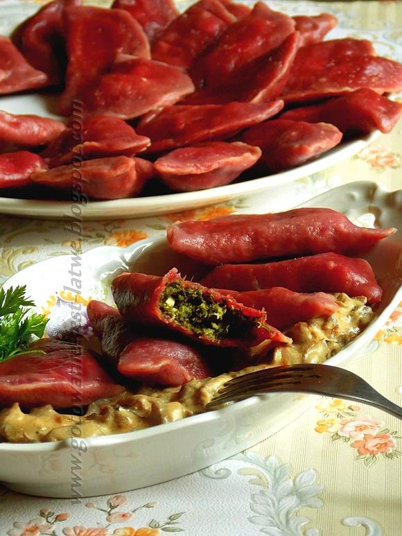 Buraczkowe pierogi ze szpinakiem i serem feta