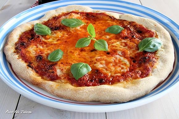 Pizza Margherita w neapolitańskim stylu