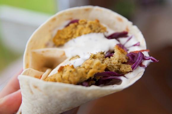 Falafel w tortilli z surówką z czerwonej kapusty i sosem czosnkowym