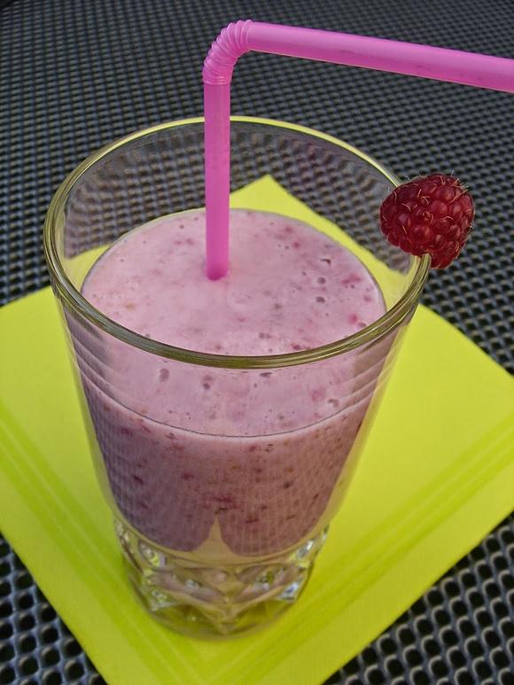 Koktajl bananowo-malinowy