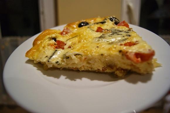 Tarta z łososiem, mozzarellą i oliwkami na cieście francuskim