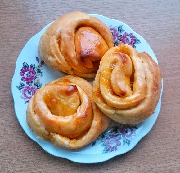 Drożdżowe bułeczki z puree z dyni i dżemem morelowym