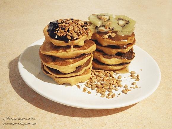 Pancakes dyniowo-jabłkowe z cynamonem i imbirem, podane z ziarenkami i miodem
