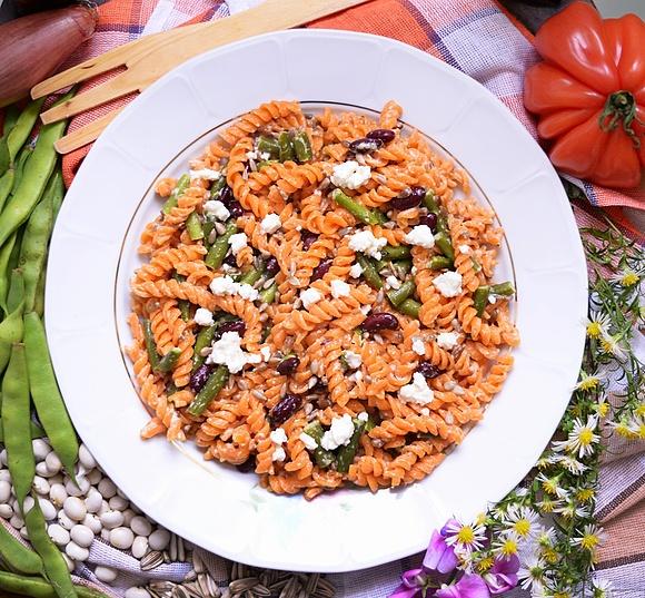 Pomidorowy makaron z warzywami i serem feta dla 4 osób