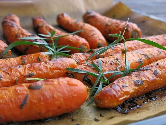 Pieczona marchewka balsamiczna danie wegańskie