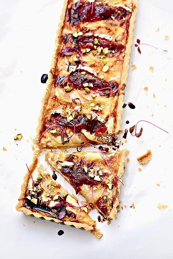 Tarta śmietanowa z camembertem, kandyzowanym pomidorem i gruszką