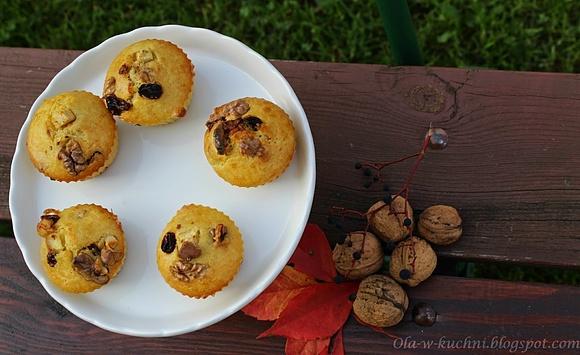 Muffinki z czekoladą, orzechami i rodzynkami