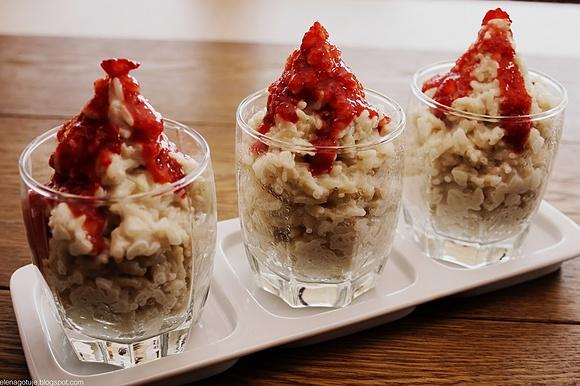 Pudding ryżowy z musem truskawkowym
