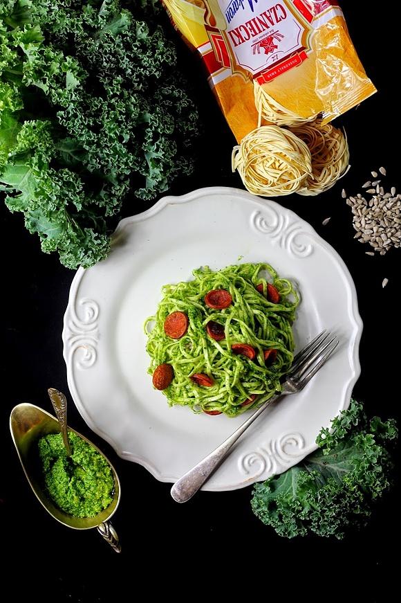Gniazda z pesto z jarmużu i chorizo