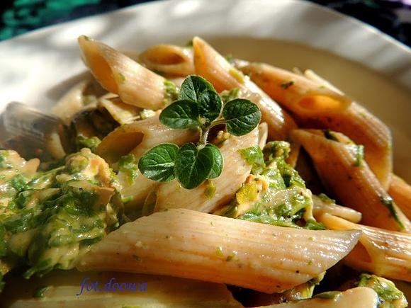 Penne z sosem serowym i rukolą