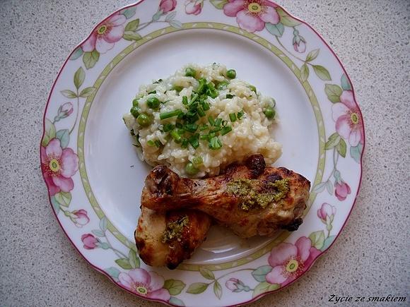Kurczak marynowany w jogurcie i pesto z risotto z ziołami